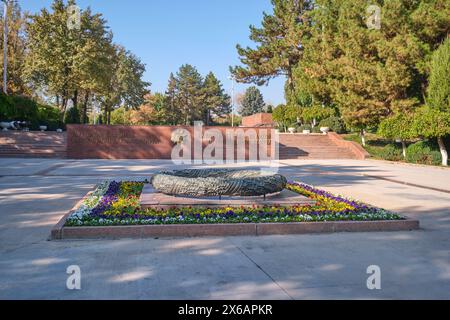 Metal wreath and quote, 'To The Fallen Heroes'. At the Soviet Great Patriotic War, WWII Memorial in Tashkent, Uzbekistan. Stock Photo