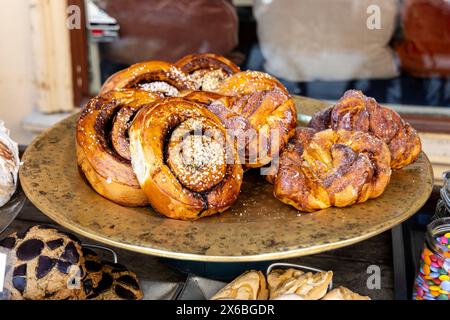 Giant cinnamon rolls outside Cafe Kringlan on Haga Nygata, Haga, Gothenburg, Sweden Stock Photo