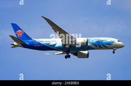 A China Southern Airlines Boeing 787-8 Dreamliner, registration B-2737, lands at LHR, inbound from Wuhan, China. Credit JTW Aviation Images / Alamy. Stock Photo