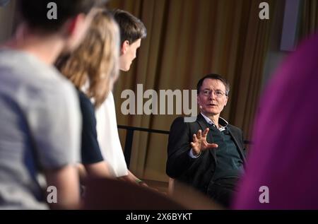 Berlin, Germany. 14th May, 2024. Karl Lauterbach (SPD), Federal Minister of Health, discusses cannabis legalization with pupils from Käthe-Kollwitz-Gymnasium. Credit: Britta Pedersen/dpa/Alamy Live News Stock Photo