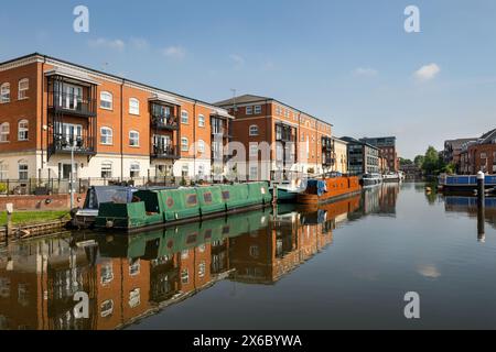 Images of the Birmingham Worcester Canal near the Diglis Basin in the centre of Worcester, surrounded by brick buildings for domestic residence. Stock Photo