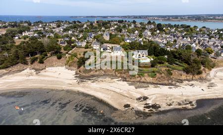 Aerial photograph of the seascape of the Saint-Jacut de la Mer peninsula with mainly second homes rented out on airbnb in the Cotes d'Armor department Stock Photo