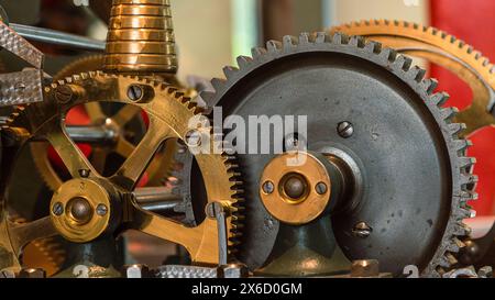 Engranajes metálicos de la maquinaria de un reloj antiguo Stock Photo