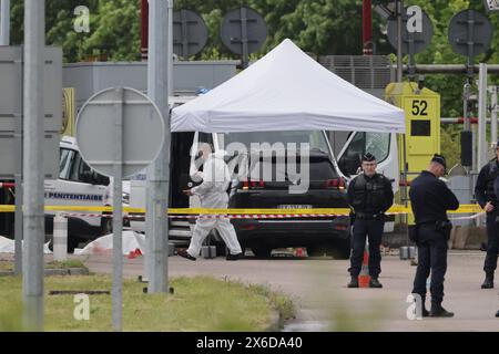 © PHOTOPQR/LE PARISIEN/Olivier Arandel ; Val de Reuil ; 14/05/2024 ; Autoroute A154 Val-de-Reuil, France Un fourgon pénitentiaire a été attaqué, ce mardi 14 mai, un peu après 11 heures, sur l'autoroute A154 à hauteur du péage d'Incarville, situé sur la commune de Val-de-Reuil (Eure) Police officers gather at the site of a ramming attack which took place late morning at a road toll in Incarville in the Eure region of northern France, on May 14, 2024. Two French prison officers were killed and two others wounded *** Local Caption *** LP/ Olivier Arandel Stock Photo