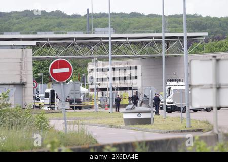 © PHOTOPQR/LE PARISIEN/Olivier Arandel ; Val de Reuil ; 14/05/2024 ; Autoroute A154 Val-de-Reuil, France Un fourgon pénitentiaire a été attaqué, ce mardi 14 mai, un peu après 11 heures, sur l'autoroute A154 à hauteur du péage d'Incarville, situé sur la commune de Val-de-Reuil (Eure) Police officers gather at the site of a ramming attack which took place late morning at a road toll in Incarville in the Eure region of northern France, on May 14, 2024. Two French prison officers were killed and two others wounded *** Local Caption *** LP/ Olivier Arandel Stock Photo