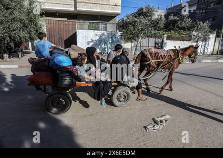 Deir Al Balah, Palestinian Territories. 14th May, 2024. Displaced Palestinians fleeing from the city of Rafah arrive in Deir el-Balah in the central Gaza Strip, in light of the continuing violent fighting between Israel and Hamas. Credit: Abed Rahim Khatib/dpa/Alamy Live News Stock Photo