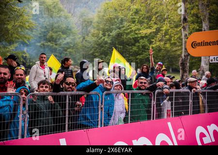 Cusano Mutri, Italy. 14th May, 2024. Giro d'Italia fans during Stage 10 - Pompei-Cusano Mutri, Giro d'Italia race in Cusano Mutri, Italy, May 14 2024 Credit: Independent Photo Agency/Alamy Live News Stock Photo