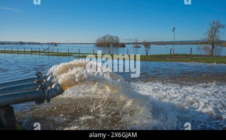 Temporary pumps pumping water up from Cames Meads into the flooded River Parrett at Hook Bridge, Curload, Somerset, England, UK, in January 2023 Stock Photo