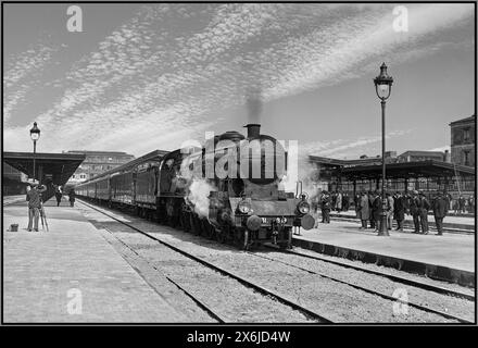 1927 Paris Vichy Steam Train railway inaugural run at Gare de Lyon station, with dignitaries onlookers and a photographer on platform France 14-5-1927 Stock Photo