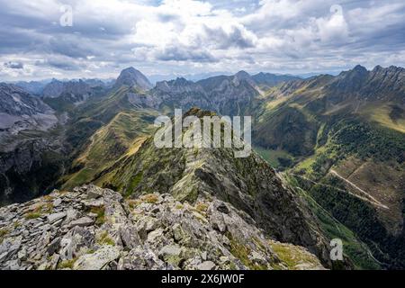 View of mountain landscape, mountain peak on the Carnic main ridge, view from the Raudenspitze or Monte Fleons over mountain ridge, Carnic Alps Stock Photo