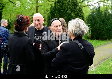 Manfred Hennig und Georgi Gogow von City bei der Gedenkfeier für den verstorbenen Gitarristen von City, Fritz Puppel, im Krematoriumsgebäude Baumschul Stock Photo