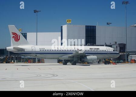 HANGZHOU, CHINA - MAY 16, 2024 - Flight CA726 from Osaka, Japan, was parked in the North Three-finger corridor of Terminal T4 of Xiaoshan Internationa Stock Photo