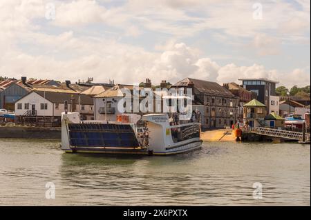 Chain Ferry Floating Bridge Crosses The Mouth Of The River Medina in Cowes on the Isle of Wight, UK. Stock Photo