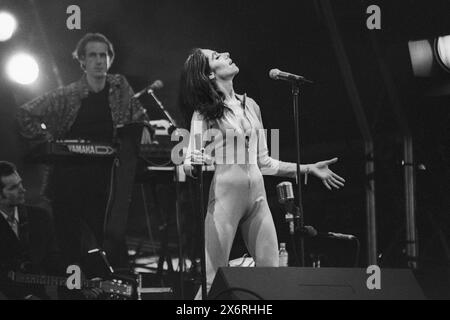 PJ HARVEY, GLASTONBURY FESTIVAL, 1995: PJ Harvey plays the Main Stage at the Glastonbury Festival, Pilton Farm, Somerset, England on 24 June 1995. In 1995 the festival celebrated its 25th anniversary. There was no pyramid stage that year as it had burned down. Photo: ROB WATKINS.  INFO: PJ Harvey is an acclaimed British singer-songwriter and musician known for her distinctive voice and eclectic style. With multiple awards, including the Mercury Prize, her influential work spans rock, punk, and alternative genres, making her a pivotal figure in contemporary music. Stock Photo