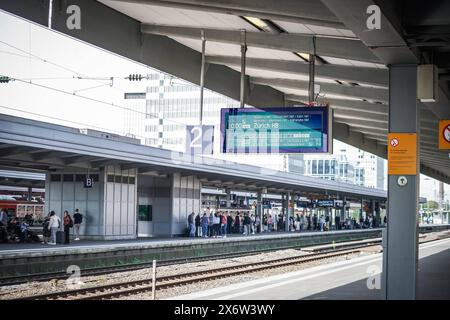 Hauptbahnhof Essen, Symbolbild - Bahngleis, Anzeigetafel, IC nach Zürich, Schweiz, DB, SBB, Fernzug, InterCity, EuroCity, EC 9, Bahnverkehr, Schiene, Reisen, Verkehr, Deutsche Bahn, Schweizerische Bundesbahnen, internationaler Zugverkehr, Reiseziel Zürich, grenzüberschreitende Verbindungen, europäischer Zugverkehr, Bahnreisen, Zugfahrplan, Pünktlichkeit, Verspätungen, Zuverlässigkeit, Bahninfrastruktur, Fahrplanabweichungen, Bahnbetrieb, Kundenzufriedenheit, Zugverspätungen, Fahrplanverzögerungen, Reisekomfort. *** Essen main station, symbolic image railroad track, display board, IC to Zurich, Stock Photo