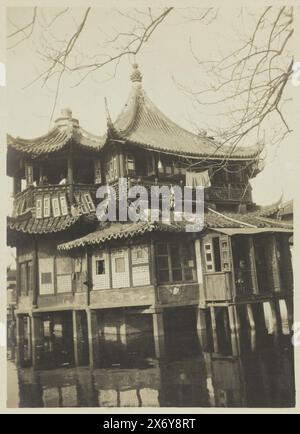 Willow pattern tea house (title on object), The Willow pattern tea house in Shanghai. Part of Dolph Kessler's photo album with shots he made during his stay in England and on a world trip he undertook as secretary of Henri Deterding (director of Royal Oil) to the Dutch East Indies, Japan, China and the United States, between 1906 and 1908., photograph, Geldolph Adriaan Kessler (Dolph), Shanghai, after 16-Mar-1908 - before 2-Apr-1908, cardboard, gelatin silver print, height, 107 mm × width, 78 mm, height, 363 mm × width, 268 mm Stock Photo