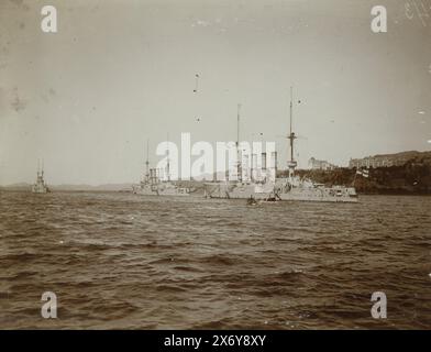 German naval ships along the coast in front of Kiel, Navy ships along the coast in front of Kiel, possibly during a voyage from Dolph to Kiel, Hamburg and Berlin. Part of Dolph Kessler's photo album with shots he made during his stay in England and on a world trip he undertook as secretary of Henri Deterding (director of Royal Oil) to the Dutch East Indies, Japan, China and the United States, between 1906 and 1908., photograph, Geldolph Adriaan Kessler (Dolph), Kiel, c. Oct-1903, cardboard, height, 80 mm × width, 110 mm, height, 363 mm × width, 268 mm Stock Photo