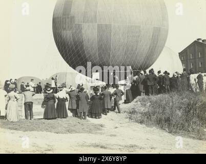 The Third Gordon Bennett Balloon Race, In the background the three balloons are being inflated. In the foreground several dozen people are in the audience., photograph, anonymous, Schmargendorf, 10-Oct-1908, baryta paper, gelatin silver print, height, 86 mm × width, 110 mm Stock Photo