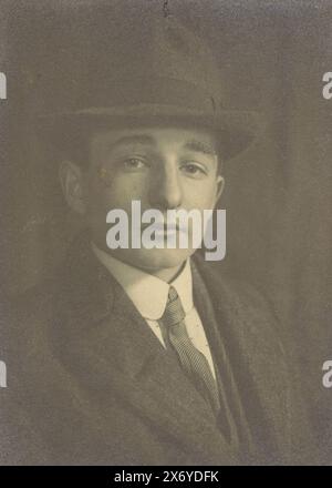 Portrait of Louis Davids, Louis Davids (title on object), photograph, anonymous, unknown, 1900 - 1940, photographic support, gelatin silver print, height, 165 mm × width, 122 mm Stock Photo