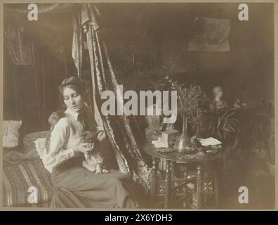 Portrait of Stacia Napierkowska with dog and rodent, Napierkowska (title on object), Collection Henri Manuel (series title on object), photograph, Henri Manuel, (mentioned on object), Paris, 1925 - 1930, baryta paper, height, 150 mm × width, 202 mm, height, 182 mm × width, 220 mm Stock Photo