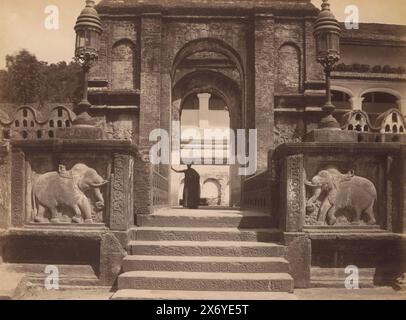 Entrance of Sri Dalada Maligawa or Temple of the Sacred Tooth Relic, Kandy, Sri Lanka, photograph, Charles T. Scowen & Co., (mentioned on object), Kandy, 1876 - 1893, paper, albumen print, height, 217 mm × width, 280 mm, height, 352 mm × width, 401 mm Stock Photo