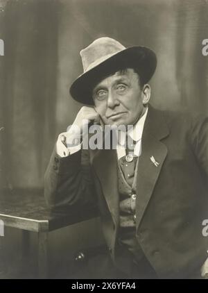 Portrait of Louis Bouwmeester, actor, photograph, Jacob Merkelbach, (mentioned on object), Amsterdam, 1913, photographic support, gelatin silver print, height, 238 mm × width, 179 mm Stock Photo
