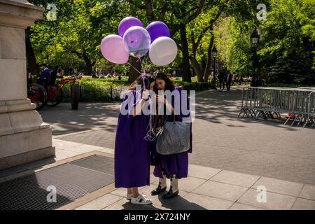 Graduating New York University seniors pose for photos in Washington Square Park in Greenwich Village in New York on Saturday, May 11, 2024  (© Richard B. Levine) Stock Photo