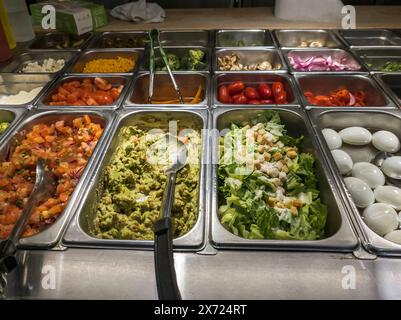 A salad bar in a delicatessen in New York on Sunday, May 12, 2024. (© Richard B. Levine) Stock Photo