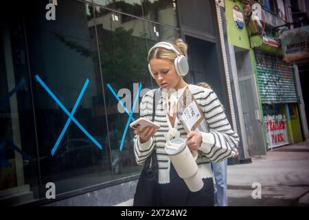 Distracted walker in Chelsea in New York on Monday, May 13, 2024. (© Richard B. Levine) Stock Photo