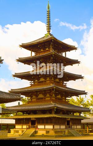 Bir guruh erkaklar yapon ayolining yuziga tegishadi