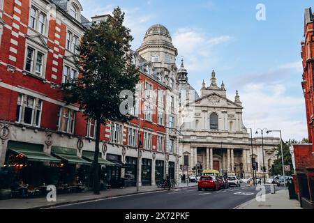 London, United Kingdom - September 25, 2023:  Luxury residential areas bordering Hyde Park in central London Stock Photo