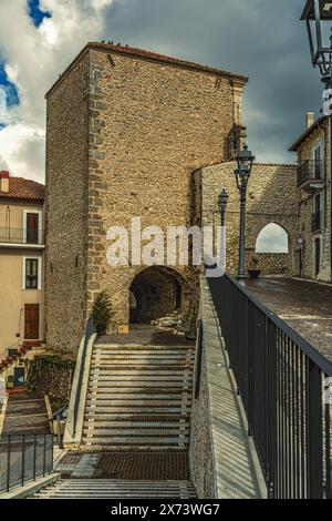 The main access door to the defensive walls of the medieval town of Castel del Monte, Porta San Rocco. Castel del Monte, province of L'Aquila, Abruzzo Stock Photo