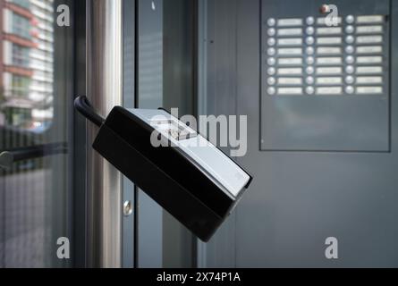 Berlin, Germany. 08th May, 2024. A key box secured with a numerical code is attached to the outside of the entrance door to an apartment building. Such boxes are used by landlords for vacation apartments. This allows the landlord to organize the arrival of guests flexibly without having to be on site himself. Credit: Soeren Stache/dpa/Ģ����ý Live News Stock Photo