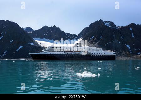 Swan Hellenic Minerva in Magdalenefjorden in the Arctic off Spitsbergen Stock Photo