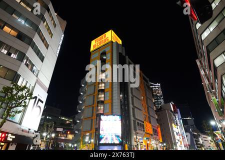 Crowds of people having fun in the evening at the famous Shibuya crossing in Tokyo Stock Photo