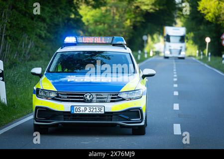 Melle, Deutschland 02. Mai 2024: Ein Einsatzfahrzeug, Streifenwagen, der Polizei steht mit Blaulicht und dem Schriftzug Unfall im Display an einem Unfallort. Landkreis Osnabrück Niedersachsen *** Melle, Germany 02 May 2024 An emergency vehicle, patrol car, of the police stands with blue lights and the word Unfall accident on the display at the scene of an accident in the district of Osnabrück, Lower Saxony Copyright: xFotostandx/xGelhotx Stock Photo