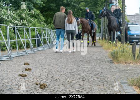 Rund 30 Klimaaktivisten der Gruppe Letzte Generation haben heute gegen 13 Uhr den Innenstadtring in Leipzig auf Höhe der Straßenbahnhaltestelle Wilhelm Leuschner Platz besetzt. Unter den Demonstranten befand sich auch der bekannte Klimaaktivist Christian Bläul. Die Polizei war schnell vor Ort und forderte die Aktivisten auf, die Straße zu räumen. Der Protest verlief friedlich. Allerdings versuchte ein Autofahrer, die Blockade zu durchfahren. Ob bei diesem Vorfall jemand verletzt wurde, ist derzeit unklar. Die Aktivisten erklärten, sie solidarisieren sich mit Hungerstreikenden. Bereits am heuti Stock Photo