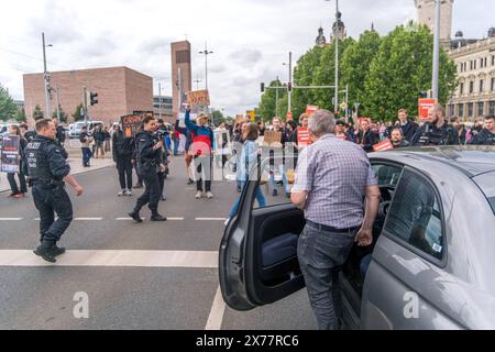 Rund 30 Klimaaktivisten der Gruppe Letzte Generation haben heute gegen 13 Uhr den Innenstadtring in Leipzig auf Höhe der Straßenbahnhaltestelle Wilhelm Leuschner Platz besetzt. Unter den Demonstranten befand sich auch der bekannte Klimaaktivist Christian Bläul. Die Polizei war schnell vor Ort und forderte die Aktivisten auf, die Straße zu räumen. Der Protest verlief friedlich. Allerdings versuchte ein Autofahrer, die Blockade zu durchfahren. Ob bei diesem Vorfall jemand verletzt wurde, ist derzeit unklar. Die Aktivisten erklärten, sie solidarisieren sich mit Hungerstreikenden. Bereits am heuti Stock Photo