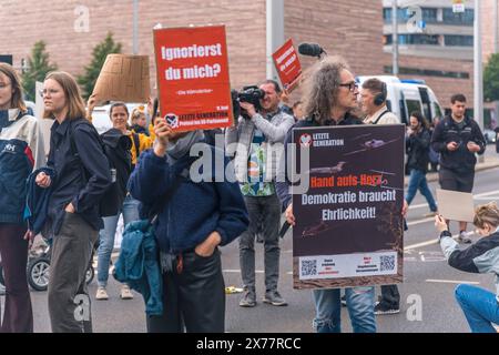 Rund 30 Klimaaktivisten der Gruppe Letzte Generation haben heute gegen 13 Uhr den Innenstadtring in Leipzig auf Höhe der Straßenbahnhaltestelle Wilhelm Leuschner Platz besetzt. Unter den Demonstranten befand sich auch der bekannte Klimaaktivist Christian Bläul. Die Polizei war schnell vor Ort und forderte die Aktivisten auf, die Straße zu räumen. Der Protest verlief friedlich. Allerdings versuchte ein Autofahrer, die Blockade zu durchfahren. Ob bei diesem Vorfall jemand verletzt wurde, ist derzeit unklar. Die Aktivisten erklärten, sie solidarisieren sich mit Hungerstreikenden. Bereits am heuti Stock Photo