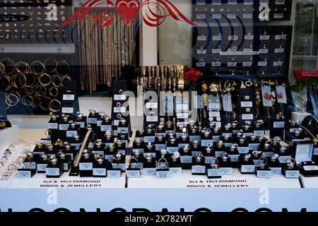 glasgow Scotland: 12th Feb 2024: The window of a Jewellery store display Stock Photo