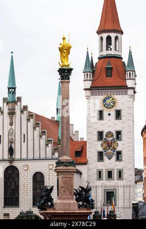 Mariensäule und Turm vom alten Rathaus in München Blick über den Marienplatz in München auf das alte Rathaus mit Turm und die Mariensäule im Vordergrund München Bayern Deutschland *** Marian column and tower of the old town hall in Munich View over the Marienplatz in Munich to the old town hall with tower and the Marian column in the foreground Munich Bavaria Germany Stock Photo