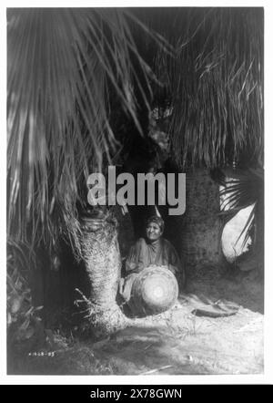 Under the palms Cahuilla, No. 1608-05., Published in: The North American Indian / Edward S. Curtis. [Seattle, Wash.] : Edward S. Curtis, 1907-30, v. 15, p. 120.. Indians of North America, Women, 1900-1910. , Cahuilla Indians, 1900-1910. Stock Photo