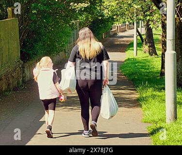 Glasgow, Scotland, UK. 18th May, 2024: UK Weather: Hot weather saw an arrival of summer as  locals and tourists in the city  took to thecity centre. Credit Gerard Ferry/Alamy Live News Stock Photo