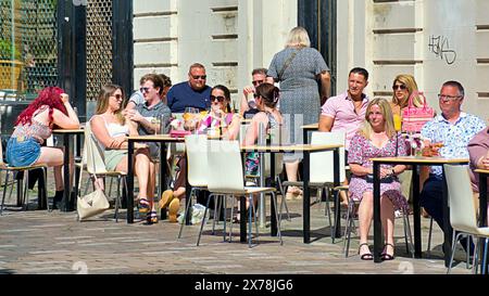 Glasgow, Scotland, UK. 18th May, 2024: UK Weather: Hot weather saw an arrival of summer as  locals and tourists in the city  took to thecity centre. Credit Gerard Ferry/Alamy Live News Stock Photo