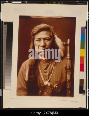 Tah It Way, Curtis no. 237-05., LC no. 93., Forms part of: Edward S. Curtis Collection .. Tah It Way. , Indians of North America, Clothing & dress, 1900-1910. , Calumets, 1900-1910. Stock Photo