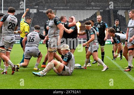 Swansea, Wales. 18 May 2024. Keiran Williams of Ospreys celebrates scoring his sides fourth try with team mate Jac Morgan of Ospreys during the United Rugby Championship (URC) Round 17 game between Ospreys and Dragons at the Swansea.com Stadium in Swansea, Wales, UK on 18 May 2024. Credit: Duncan Thomas/Majestic Media/Alamy Live News. Stock Photo