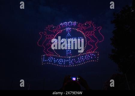 Das Logo des Deutschen Meister - Drohnenshow über dem Stadion Bayarena in Leverkusen. Anlässlich der Deutschen Meisterschaft in der Fußball Bundesliga der Männer von Bayer 04 Leverkusen gab Sponsor Barmenia vor tausenden feiernden Fans eine 12 minütige Lichtshow. 600 Drohnen bildeten bekannte Symbole Logos und Schriften und zeigten so die Dankbarkeit an das Team und die Fans - 18.05.2024 Leverkusen Küppersteg Nordrhein-Westfalen Deutschland *** The logo of the German champion Drone show over the Bayarena stadium in Leverkusen To mark Bayer 04 Leverkusens German mens soccer league championship, Stock Photo