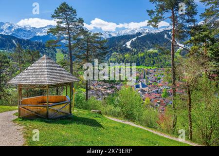 Viewing pavilion near St. Anton above the village in spring in front of the Wetterstein mountains, Garmisch-Partenkirchen, Loisachtal, Werdenfelser Stock Photo