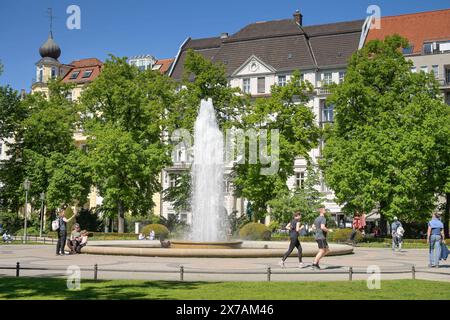 Springbrunnen, Viktoria-Luise-Platz, Schöneberg, Tempelhof-Schöneberg, Berlin, Deutschland *** Fountain, Viktoria Luise Platz, Schöneberg, Tempelhof Schöneberg, Berlin, Germany Stock Photo