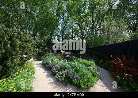 Royal Hospital, Chelsea, London, UK. 19th May, 2024. Finishing touches are made to garden and plant displays on a hot day before the RHS Chelsea Flower Show 2024 opens to the public from 21 May-25 May. Credit: Malcolm Park/Alamy Live News Stock Photo